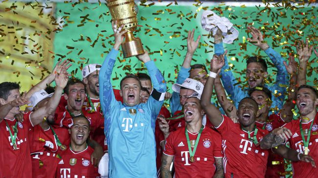 Bayern Munich's German goalkeeper Manuel Neuer raises the German Cup (DFB Pokal) trophy as he and his teammates celebrate winning the final football match Bayer 04 Leverkusen v FC Bayern Munich at the Olympic Stadium in Berlin on July 4, 2020. (Photo by Michael Sohn / POOL / AFP) / DFB REGULATIONS PROHIBIT ANY USE OF PHOTOGRAPHS AS IMAGE SEQUENCES AND QUASI-VIDEO. Bayern Munich's German goalkeeper Manuel Neuer raises the German Cup (DFB Pokal) trophy as he and his teammates celebrate winning the final football match Bayer 04 Leverkusen v FC Bayern Munich at the Olympic Stadium in Berlin on July 4, 2020. (Photo by Michael Sohn / POOL / AFP) / DFB REGULATIONS PROHIBIT ANY USE OF PHOTOGRAPHS AS IMAGE SEQUENCES AND QUASI-VIDEO.