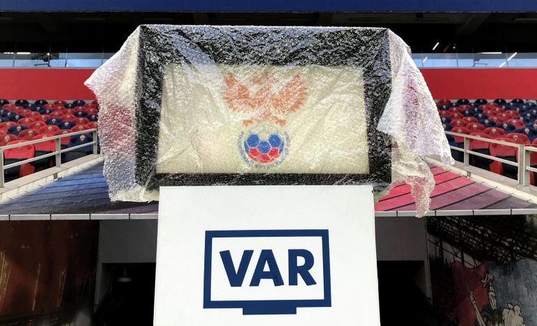 Видеопомощник арбитра (VAR) перед матчем 10-го тура чемпионата России по футболу среди клубов Премьер-лиги между командами ПФК ЦСКА (Москва) и ФК Краснодар (Краснодар). Видеопомощник арбитра (VAR) перед матчем 10-го тура чемпионата России по футболу среди клубов Премьер-лиги между командами ПФК ЦСКА (Москва) и ФК Краснодар (Краснодар).