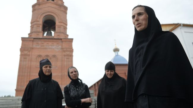 Монахини на территории Среднеуральского женского монастыря