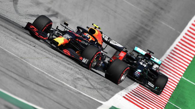 Formula One F1 - Austrian Grand Prix - Red Bull Ring, Spielberg, Styria, Austria - July 5, 2020 Red Bull's Alexander Albon leads Mercedes' Lewis Hamilton during the race, as F1 resumes following the outbreak of the coronavirus disease (COVID-19) Darko Bandic/Pool via REUTERS Formula One F1 - Austrian Grand Prix - Red Bull Ring, Spielberg, Styria, Austria - July 5, 2020 Red Bull's Alexander Albon leads Mercedes' Lewis Hamilton during the race, as F1 resumes following the outbreak of the coronavirus disease (COVID-19) Darko Bandic/Pool via REUTERS