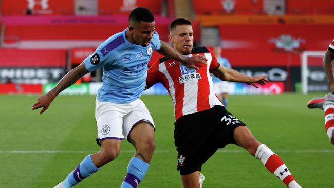 Southampton's Polish defender Jan Bednarek (R) blocks the ball in front of Manchester City's Brazilian striker Gabriel Jesus (L) during the English Premier League football match between Southampton and Manchester City at St Mary's Stadium in Southampton, southern England on July 5, 2020. (Photo by Frank Augstein / POOL / AFP) / RESTRICTED TO EDITORIAL USE. No use with unauthorized audio, video, data, fixture lists, club/league logos or 'live' services. Online in-match use limited to 120 images. An additional 40 images may be used in extra time. No video emulation. Social media in-match use limited to 120 images. An additional 40 images may be used in extra time. No use in betting publications, games or single club/league/player publications. / 