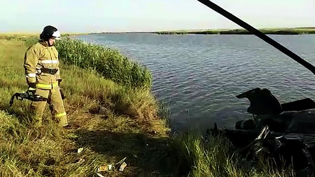 Сотрудник МЧС России возле обломков частного вертолета Ми-2, совершившего жесткую посадку вблизи поселка Кирсалово Ростовской области. Стоп-кадр видео Сотрудник МЧС России возле обломков частного вертолета Ми-2, совершившего жесткую посадку вблизи поселка Кирсалово Ростовской области. Стоп-кадр видео