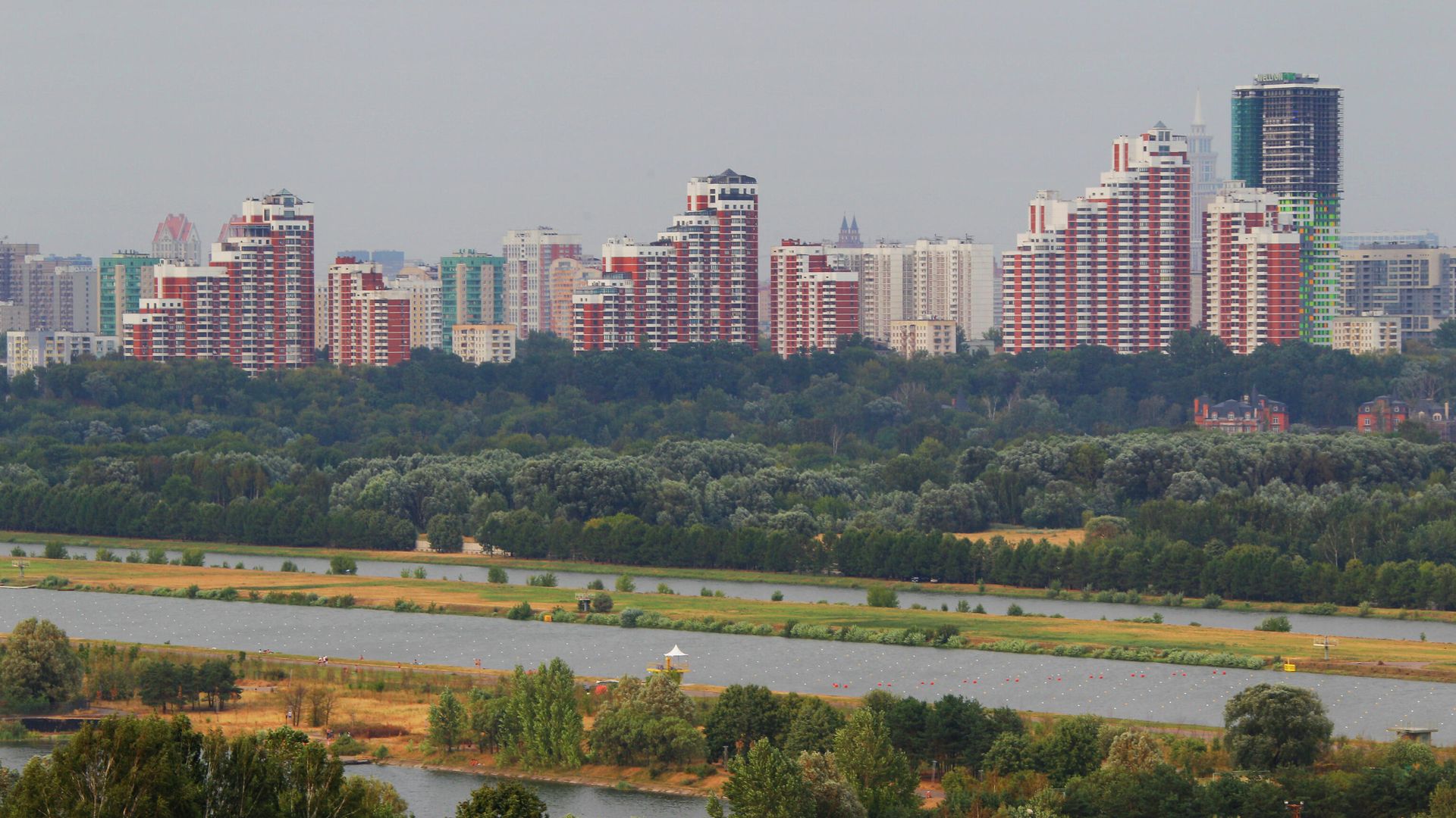 Вид на гребной канал в Крылатском и жилые дома, расположенные по улице Карамышевская набережная. Вид на гребной канал в Крылатском и жилые дома, расположенные по улице Карамышевская набережная. - РИА Новости, 1920, 13.09.2021