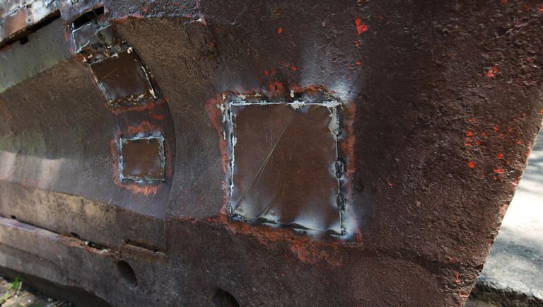 Заплатки на корпусе малой многоцелевой дизельной подводной лодки М-261, установленной в парке 30-летия Победы в Краснодаре Заплатки на корпусе малой многоцелевой дизельной подводной лодки М-261, установленной в парке 30-летия Победы в Краснодаре