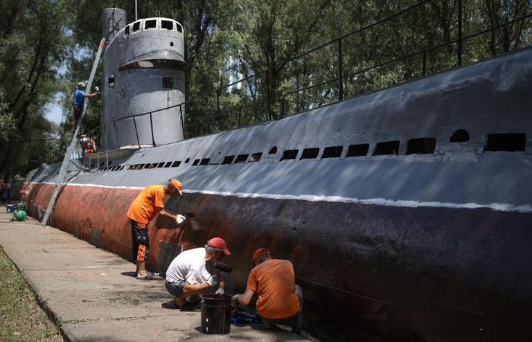 Местные жители красят корпус малой многоцелевой дизельной подводной лодки М-261, установленной в парке 30-летия Победы в Краснодаре Местные жители красят корпус малой многоцелевой дизельной подводной лодки М-261, установленной в парке 30-летия Победы в Краснодаре