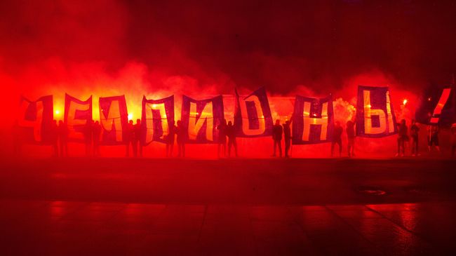 Встреча болельщиками ФК Зенит в аэропорту Пулково Встреча болельщиками ФК Зенит в аэропорту Пулково