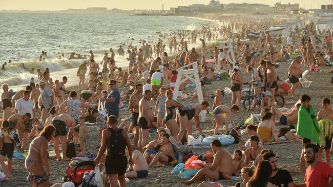 Отдыхающие на пляже в поселке городского типа Новофедоровка Сакского района Отдыхающие на пляже в поселке городского типа Новофедоровка Сакского района