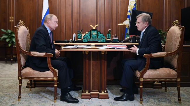 Президент РФ Владимир Путин проводит встречу генеральным директором Аэрофлота Виталием Савельевым Президент РФ Владимир Путин проводит встречу генеральным директором Аэрофлота Виталием Савельевым