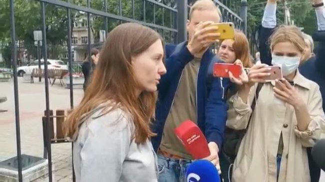Светлана Прокопьева ответила на вопросы журналистов возле здания суда Светлана Прокопьева ответила на вопросы журналистов возле здания суда