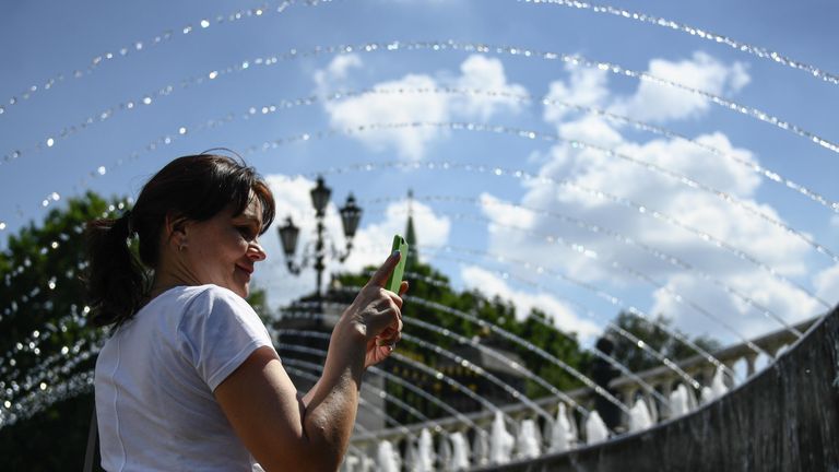 Женщина возле фонтана на Манежной площади в Москве Женщина возле фонтана на Манежной площади в Москве