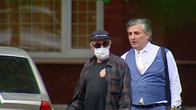 Адвокат Эльман Пашаев (справа) и актер Михаил Ефремов, обвиняемый в смертельном ДТП на Смоленской площади Адвокат Эльман Пашаев (справа) и актер Михаил Ефремов, обвиняемый в смертельном ДТП на Смоленской площади
