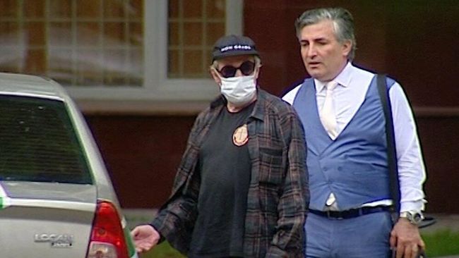 Адвокат Эльман Пашаев (справа) и актер Михаил Ефремов, обвиняемый в смертельном ДТП на Смоленской площади Адвокат Эльман Пашаев (справа) и актер Михаил Ефремов, обвиняемый в смертельном ДТП на Смоленской площади