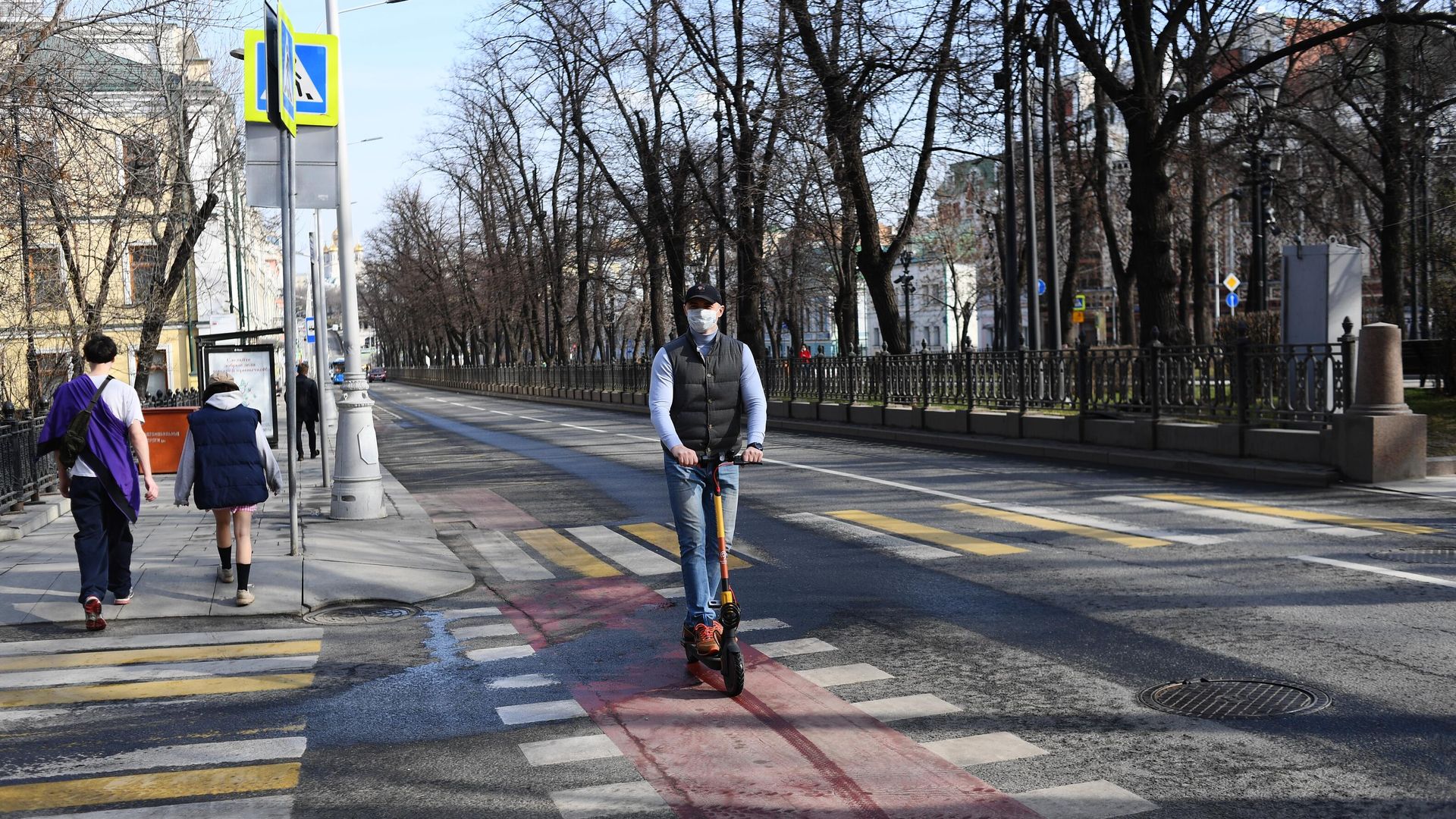 Мужчина в медицинской маске едет на самокате по велодорожке в центре Москвы. Мужчина в медицинской маске едет на самокате по велодорожке в центре Москвы. - РИА Новости, 1920, 18.11.2020