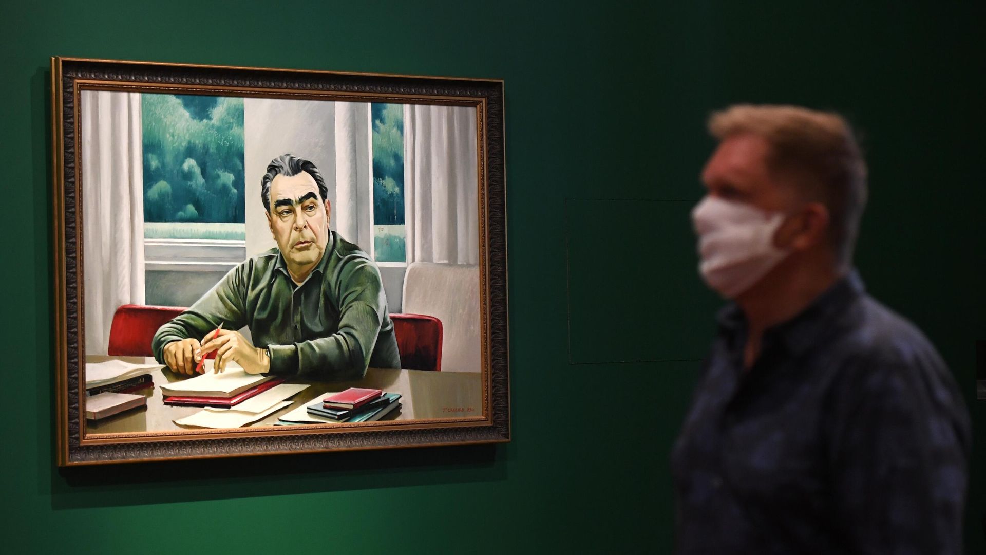Картина Таира Салахова Л.И. Брежнев за работой над Воспоминаниями (1981 г.), представленная на выставке Ненавсегда. 1968-1985 в Новой Третьяковке в Москве. Картина Таира Салахова Л.И. Брежнев за работой над Воспоминаниями (1981 г.), представленная на выставке Ненавсегда. 1968-1985 в Новой Третьяковке в Москве. - РИА Новости, 1920, 16.09.2020