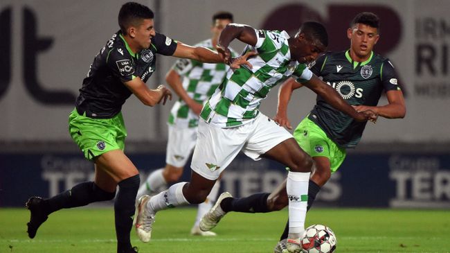 Moreirense's Portuguese forward Fabio Abreu (R) vies with Sporting Lisbon's Argentine midfielder Rodrigo Battaglia during the Portuguese League football match between Moreirense FC and Sporting CP at the Parque Joaquim de Almeida Freitas stadium in Moreira de Conegos on July 6, 2020. (Photo by MIGUEL RIOPA / AFP) Moreirense's Portuguese forward Fabio Abreu (R) vies with Sporting Lisbon's Argentine midfielder Rodrigo Battaglia during the Portuguese League football match between Moreirense FC and Sporting CP at the Parque Joaquim de Almeida Freitas stadium in Moreira de Conegos on July 6, 2020. (Photo by MIGUEL RIOPA / AFP)