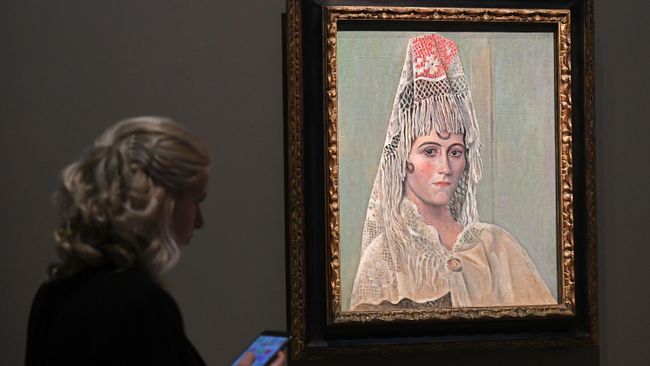 Посетительница рассматривает картину Ольга Хохлова в мантилье (1917 год) художника П. Пикассо на выставке Пикассо & Хохлова в Государственном музее изобразительных искусств имени А. С. Пушкина в Москве