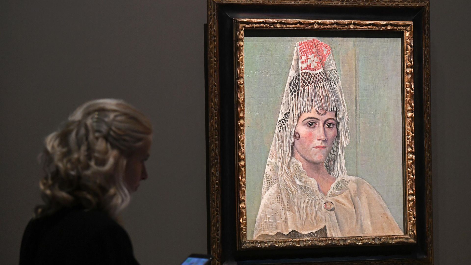 Посетительница рассматривает картину Ольга Хохлова в мантилье (1917 год) художника П. Пикассо на выставке Пикассо & Хохлова в Государственном музее изобразительных искусств имени А. С. Пушкина в Москве Посетительница рассматривает картину Ольга Хохлова в мантилье (1917 год) художника П. Пикассо на выставке Пикассо & Хохлова в Государственном музее изобразительных искусств имени А. С. Пушкина в Москве - РИА Новости, 1920, 24.10.2022