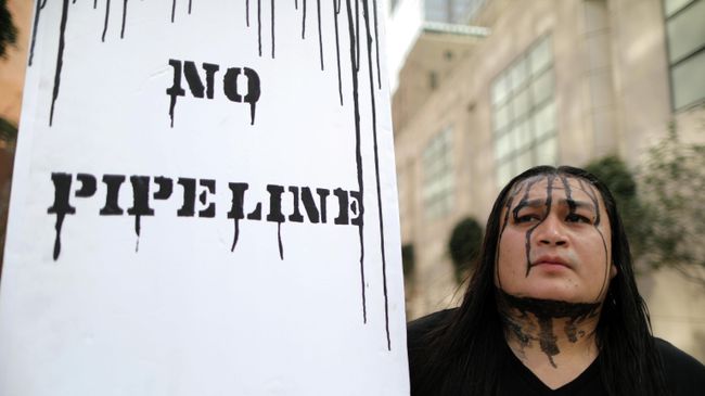 Акция протеста в Лос-Анджелесе против строительства нефтепроводов Keystone XL и Dakota Access 