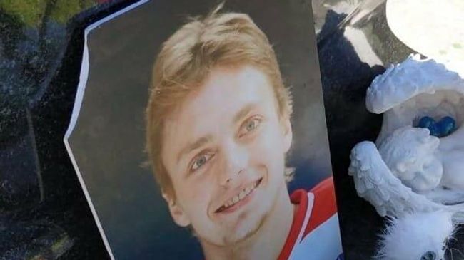 Памятник хоккеисту Локомотива Ивану Ткаченко