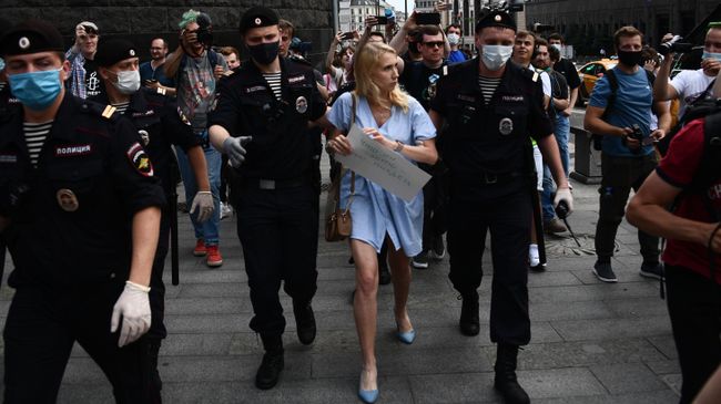 Участница пикета в поддержку Ивана Сафронова у здания ФСБ на Лубянке