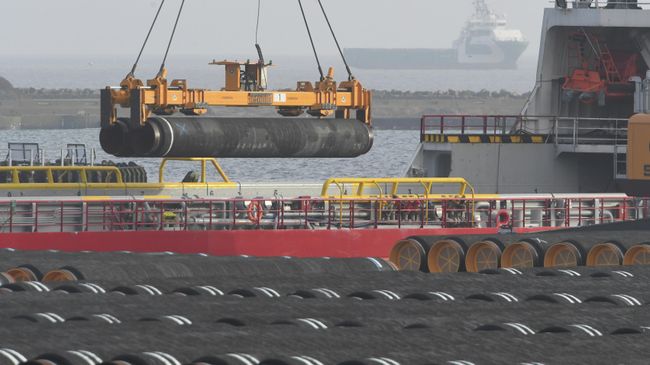 Погрузка труб для строительства газопровода Nord Stream 2 в порту Мукран Погрузка труб для строительства газопровода Nord Stream 2 в порту Мукран