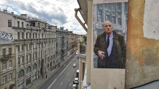 Портрет поэта Иосифа Бродского на стене дома в Санкт-Петербурге Портрет поэта Иосифа Бродского на стене дома в Санкт-Петербурге