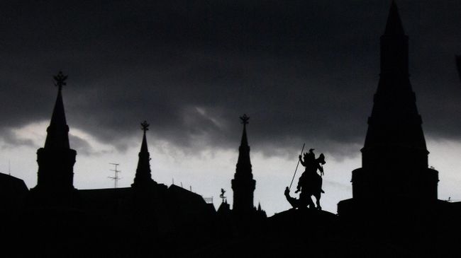Грозовая туча над Манежной площадью в Москве Грозовая туча над Манежной площадью в Москве