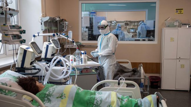Медицинский работник областной клинической больницы в палате с коронавирусными больными Медицинский работник областной клинической больницы в палате с коронавирусными больными