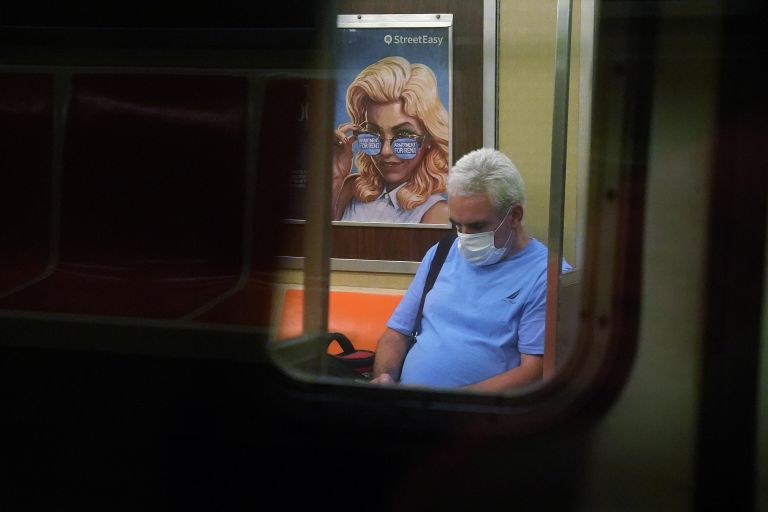 Мужчина на одной из станций метро Нью-Йорка, США Мужчина на одной из станций метро Нью-Йорка, США
