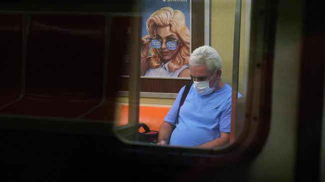 Мужчина на одной из станций метро Нью-Йорка, США