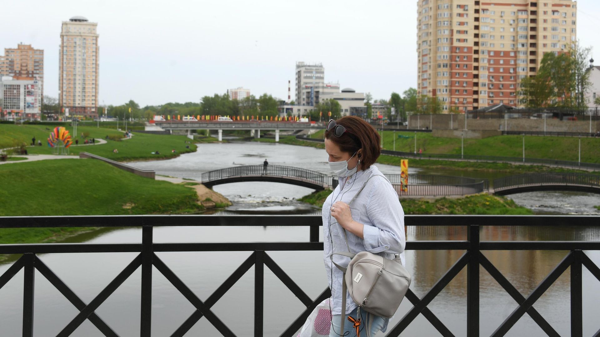 Женщина в защитной маске на одной из улиц в Щелково Московской области Женщина в защитной маске на одной из улиц в Щелково Московской области - РИА Новости, 1920, 14.06.2021