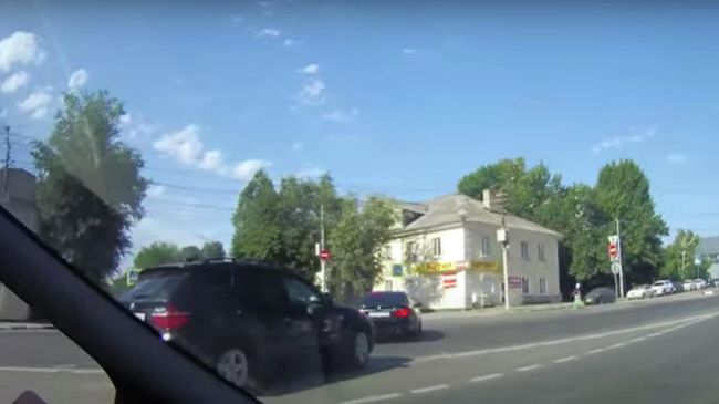 Стоп-кадр видео выезда кортежа на полосу встречного движения Стоп-кадр видео выезда кортежа на полосу встречного движения
