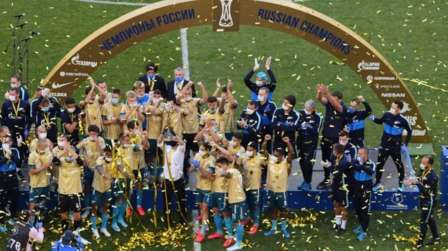 Игроки Зенита на церемонии вручения кубка чемпионов России. Игроки Зенита на церемонии вручения кубка чемпионов России.