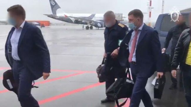 Губернатора Хабаровского края везут в Москву. Кадры СК Губернатора Хабаровского края везут в Москву. Кадры СК