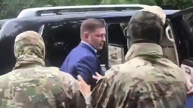 Сотрудники ФСБ России проводят задержание губернатора Хабаровского края Сергея Фургала Сотрудники ФСБ России проводят задержание губернатора Хабаровского края Сергея Фургала