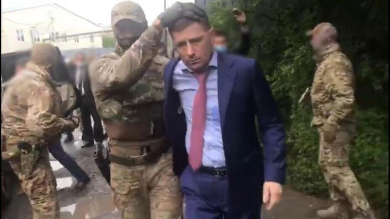 Сотрудники ФСБ России проводят задержание губернатора Хабаровского края Сергея Фургала Сотрудники ФСБ России проводят задержание губернатора Хабаровского края Сергея Фургала