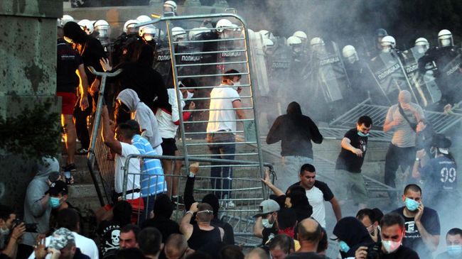 Участники протестов и полицейские в Белграде после введения комендантского часа Участники протестов и полицейские в Белграде после введения комендантского часа