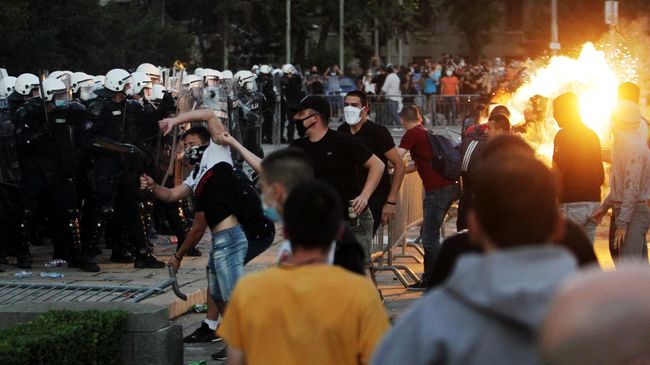 Участники протестов и полицейские в Белграде после введения комендантского часа Участники протестов и полицейские в Белграде после введения комендантского часа