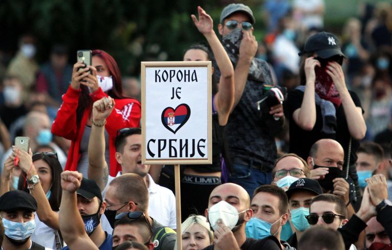Участники протестов в Белграде после введения комендантского часа