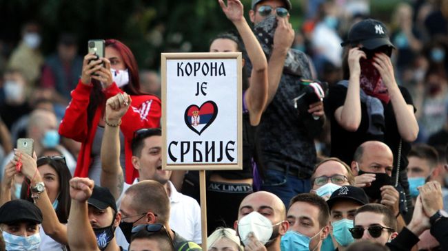 Участники протестов в Белграде Участники протестов в Белграде