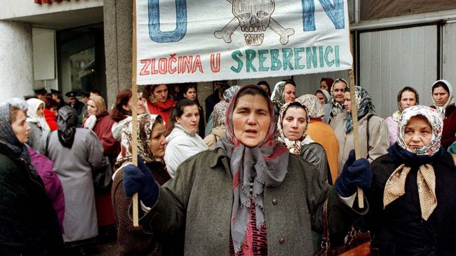 Протесты выживших после резни в Сребренице 
