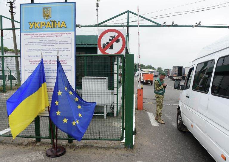 Контрольно-пропускной пункт на границе Украины с Польшей в 100 км от Львова