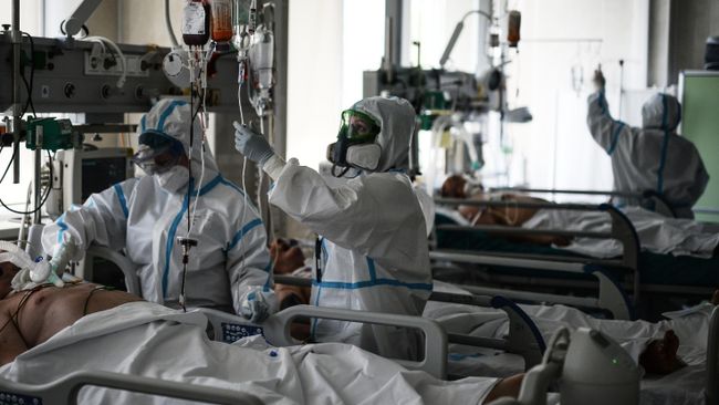 Врачи обходят пациентов в реанимации