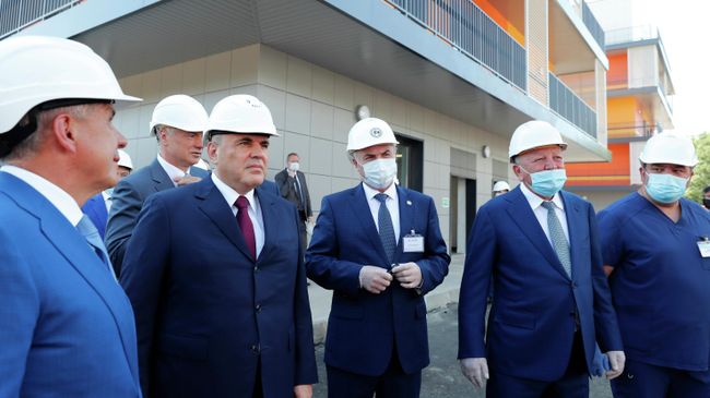 Председатель правительства РФ Михаил Мишустин во время осмотра строящегося корпуса республиканской клинической инфекционной больницы имени профессора Агафонова в Казани Председатель правительства РФ Михаил Мишустин во время осмотра строящегося корпуса республиканской клинической инфекционной больницы имени профессора Агафонова в Казани