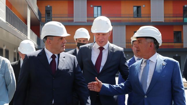 Председатель правительства РФ Михаил Мишустин и президент Республики Татарстан Рустам Минниханов во время осмотра строящегося корпуса республиканской клинической инфекционной больницы имени профессора Агафонова в Казани Председатель правительства РФ Михаил Мишустин и президент Республики Татарстан Рустам Минниханов во время осмотра строящегося корпуса республиканской клинической инфекционной больницы имени профессора Агафонова в Казани