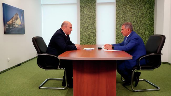 Председатель правительства РФ Михаил Мишустин и президент Республики Татарстан Рустам Минниханов во время встречи Председатель правительства РФ Михаил Мишустин и президент Республики Татарстан Рустам Минниханов во время встречи
