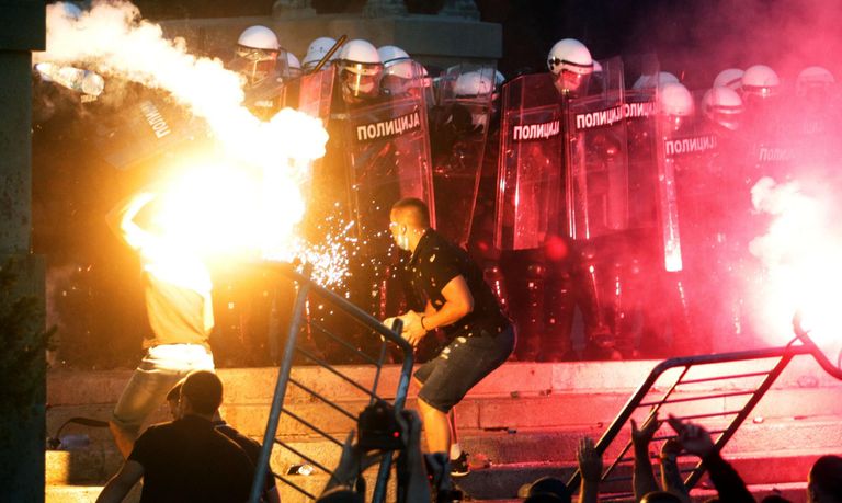 Участники протестов и полицейские в Белграде после введения комендантского часа Участники протестов и полицейские в Белграде после введения комендантского часа