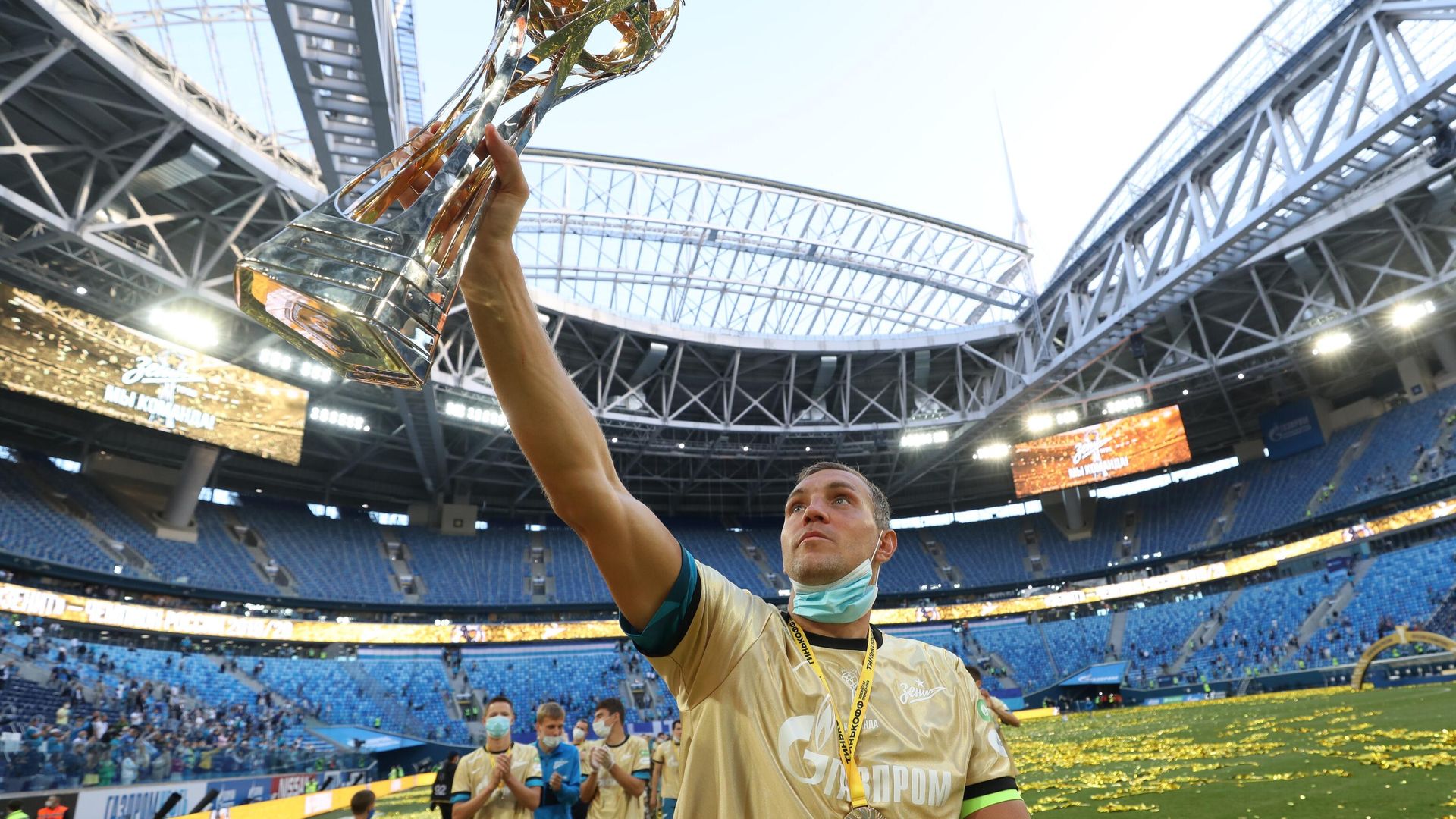 Игрок ФК Зенит Артём Дзюба на церемонии вручения кубка чемпионов России Игрок ФК Зенит Артём Дзюба на церемонии вручения кубка чемпионов России - РИА Новости, 1920, 25.03.2022