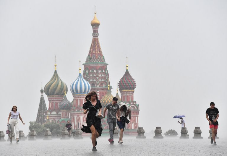 Люди во время дождя в Москве Люди во время дождя в Москве