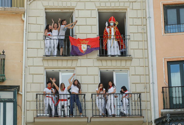 Мужчина в костюме св. Фермина на балконе в Памплоне, где отменили фестиваль Сан-Фермин Мужчина в костюме св. Фермина на балконе в Памплоне, где отменили фестиваль Сан-Фермин